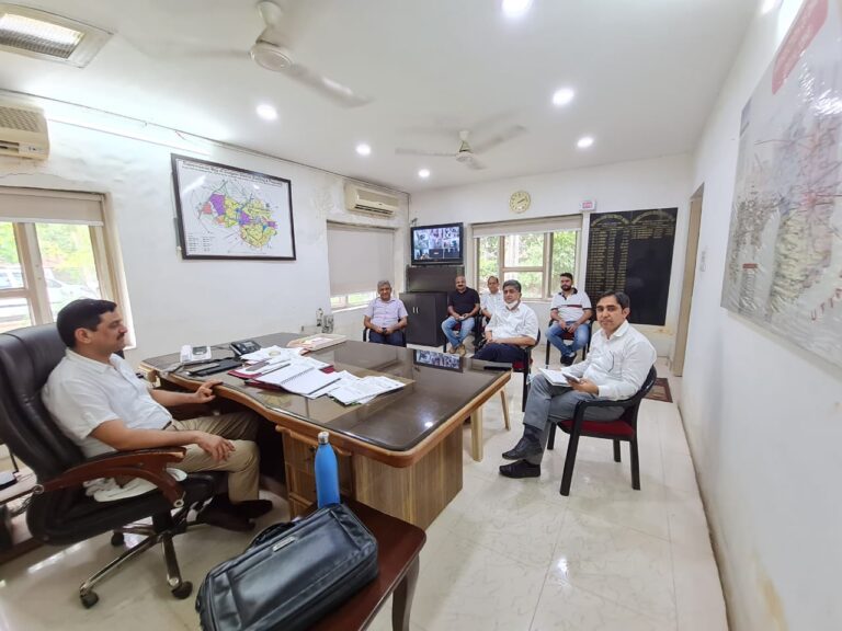 A delegation of FII met Superintending Engineer Sh. Manoj Yadav of Electricity Deptt in Gurugram regarding the problems faced by the industry.