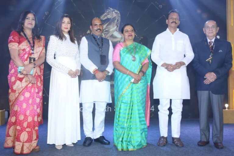 1st Edition of Aaj Ke Karamveer Awards Felicitates Achievers from Various Fields; Political Leaders, Bollywood Stars and Renowned Sports Persons Graced the Event