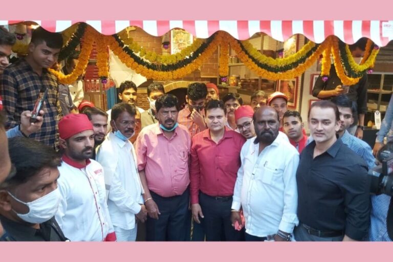 Union Minister Ramdas Athawale launched the outlet of Massimo Pizzeria